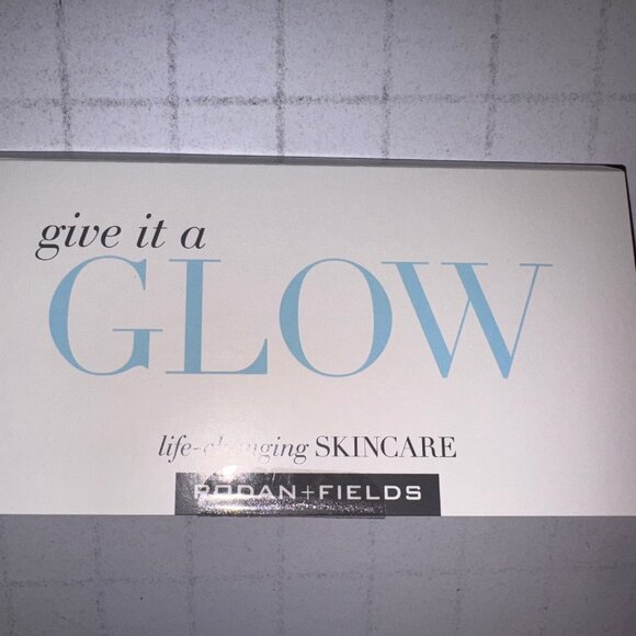 Rodan + Fields Give It A Glow Redefine Sample Packs Factory Sealed - Picture 1 of 2